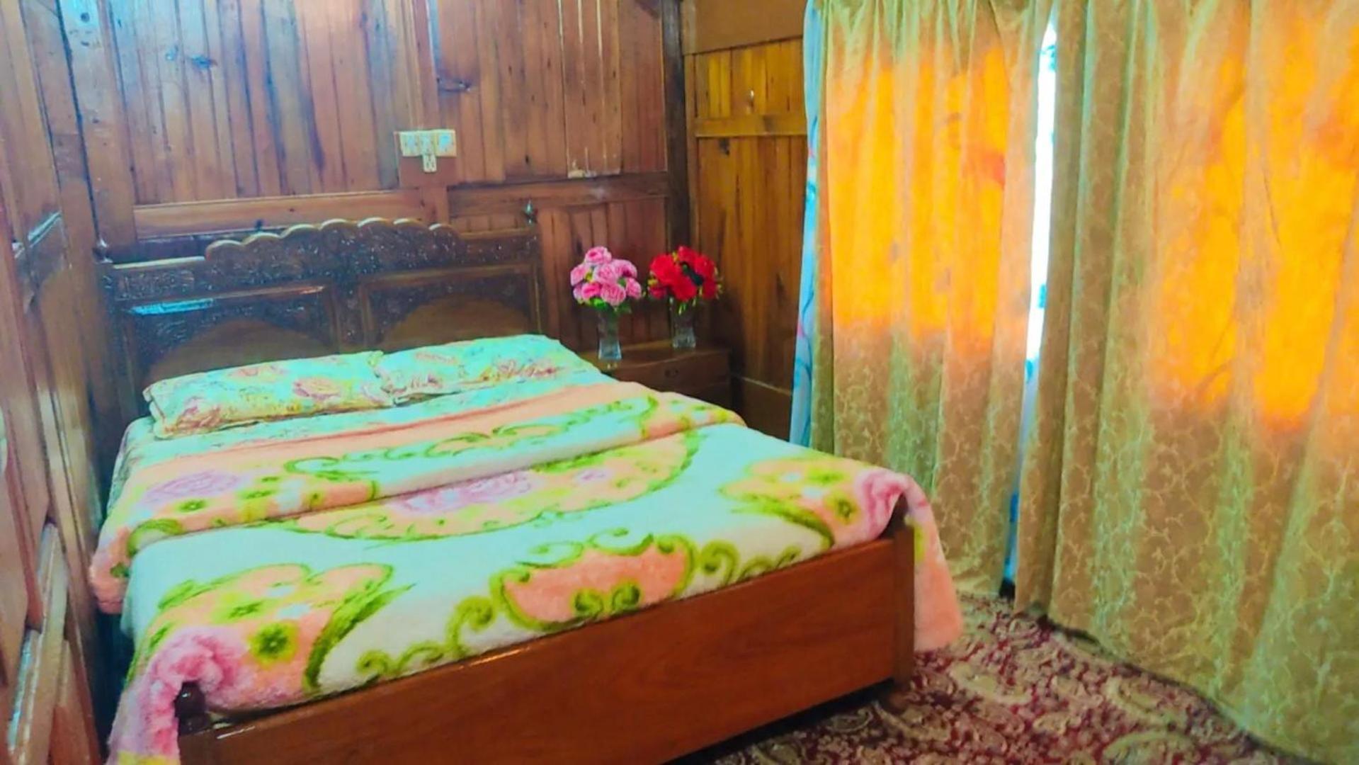 Hotel Houseboat Wild Rose Srīnagar Esterno foto