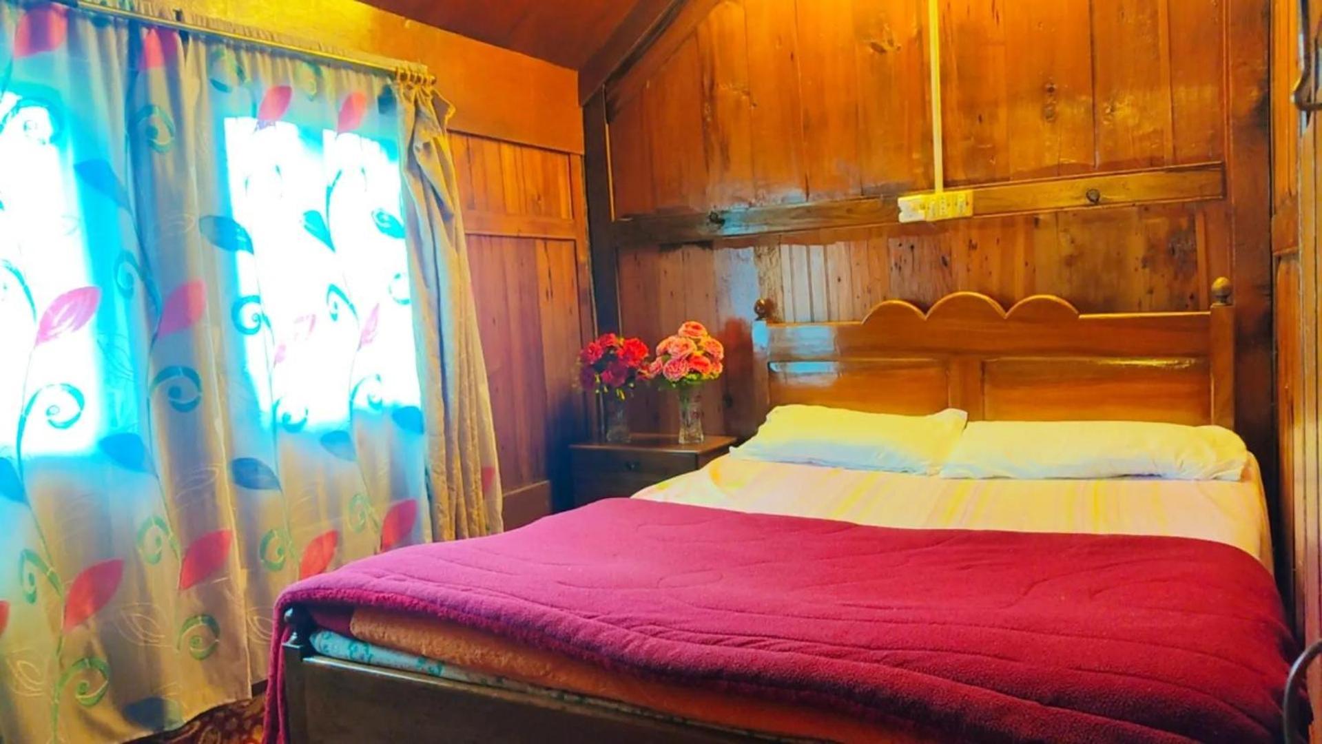 Hotel Houseboat Wild Rose Srīnagar Esterno foto