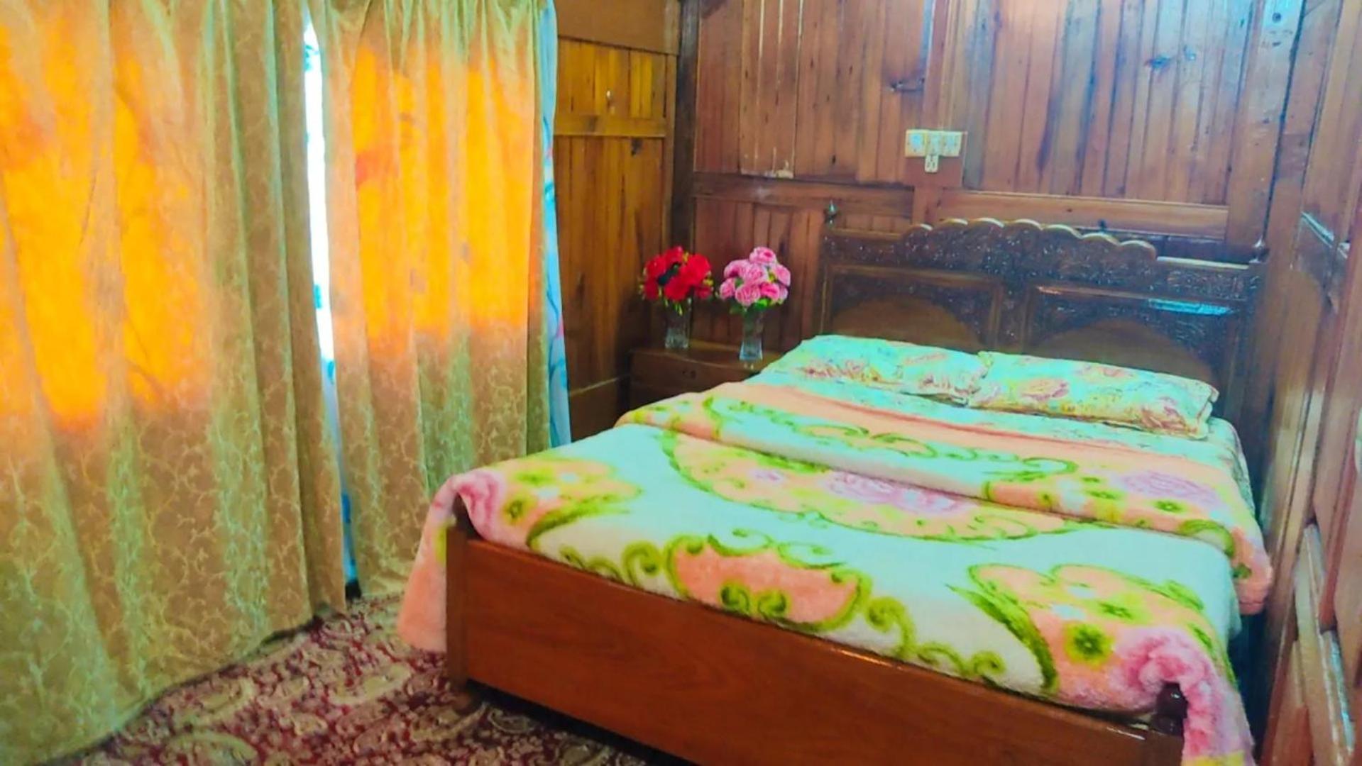 Hotel Houseboat Wild Rose Srīnagar Esterno foto