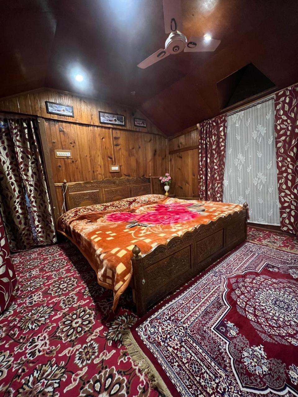 Hotel Houseboat Wild Rose Srīnagar Esterno foto