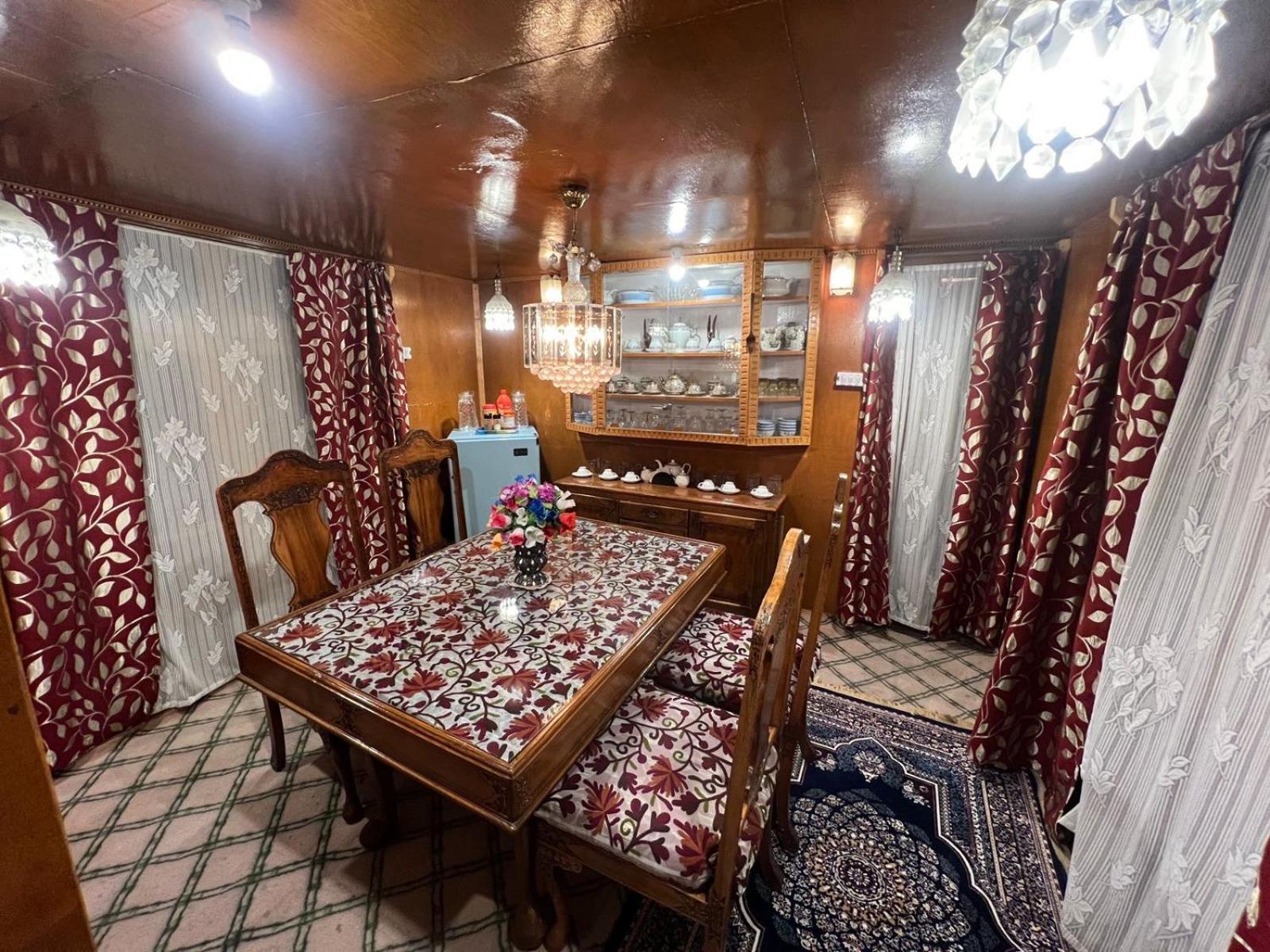 Hotel Houseboat Wild Rose Srīnagar Esterno foto