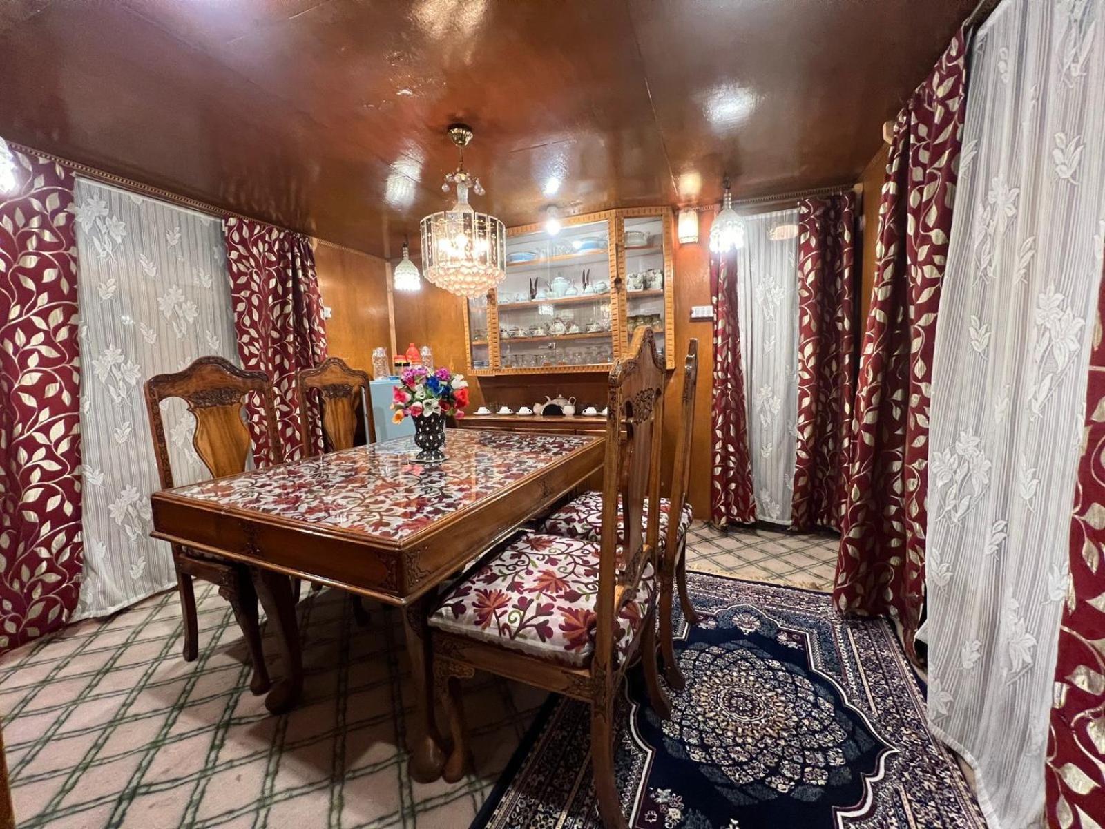 Hotel Houseboat Wild Rose Srīnagar Esterno foto