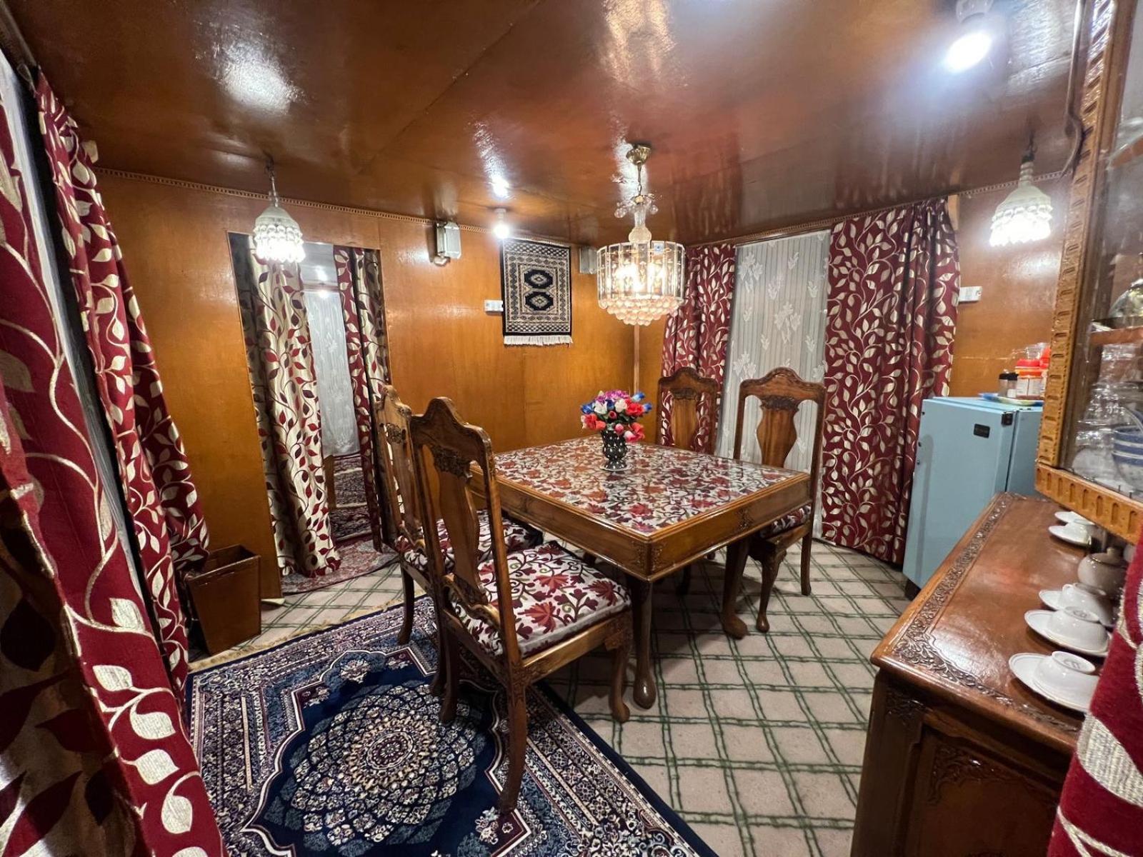Hotel Houseboat Wild Rose Srīnagar Esterno foto