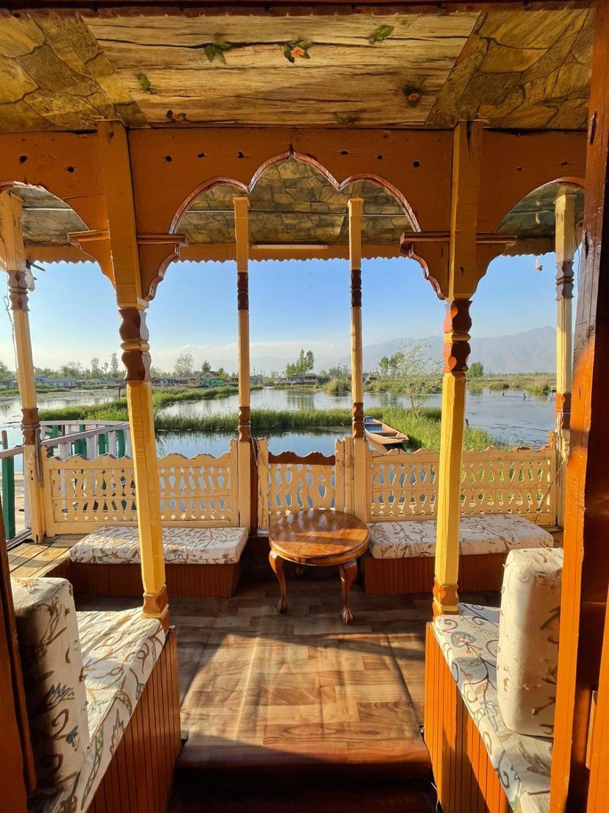 Hotel Houseboat Wild Rose Srīnagar Esterno foto